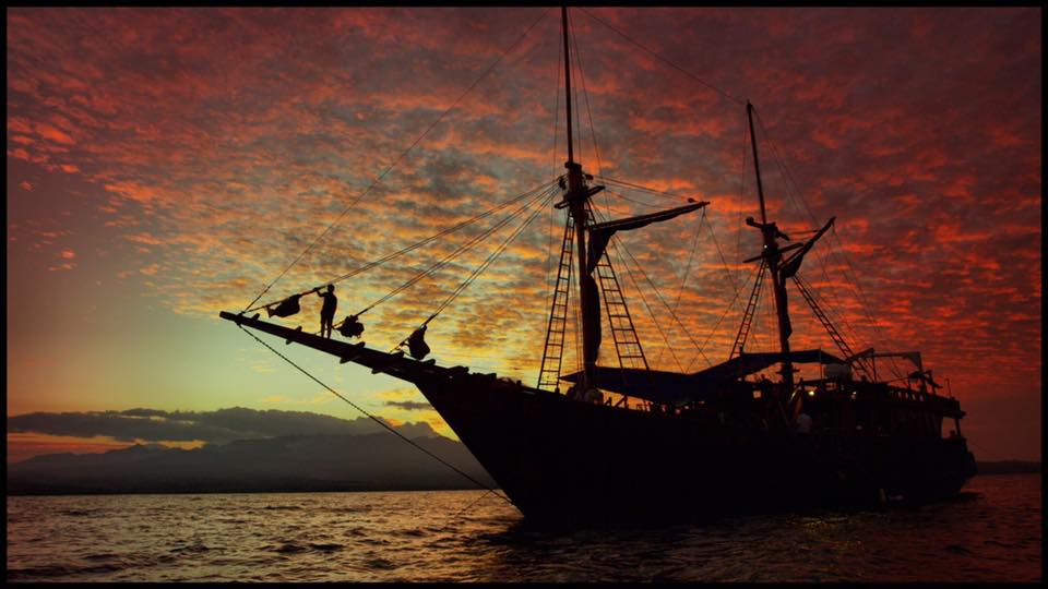 Vida a bordo al atardecer